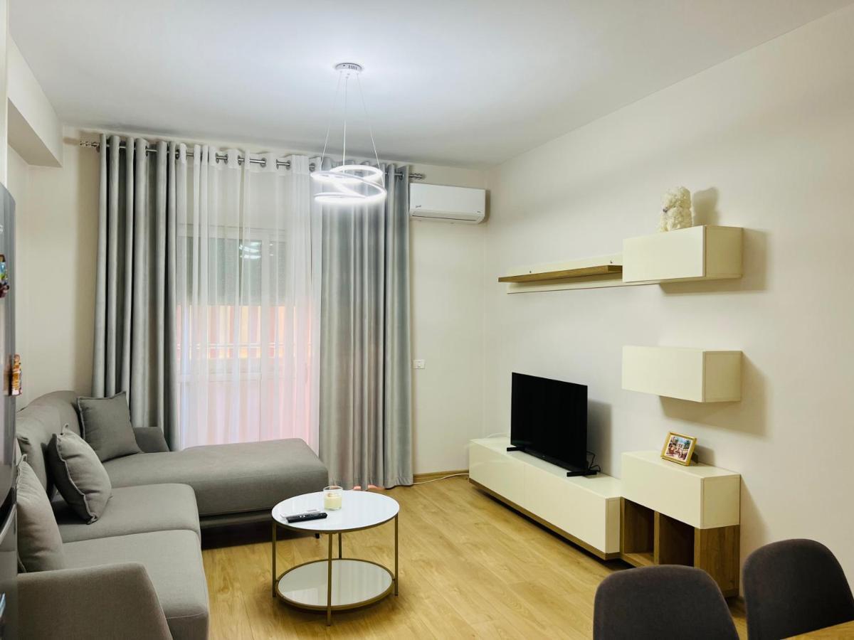 تيرانا Lovely Apartment, Free Parking المظهر الخارجي الصورة