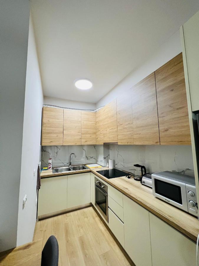تيرانا Lovely Apartment, Free Parking المظهر الخارجي الصورة