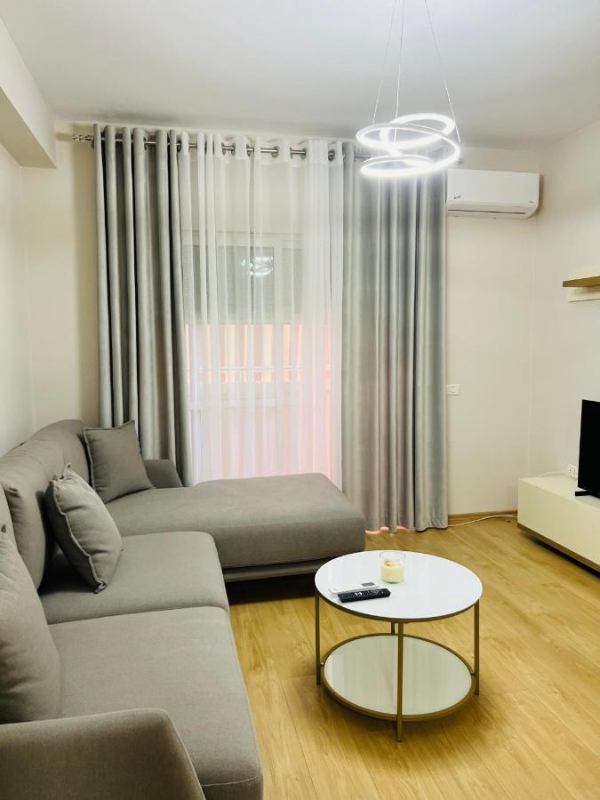 تيرانا Lovely Apartment, Free Parking المظهر الخارجي الصورة